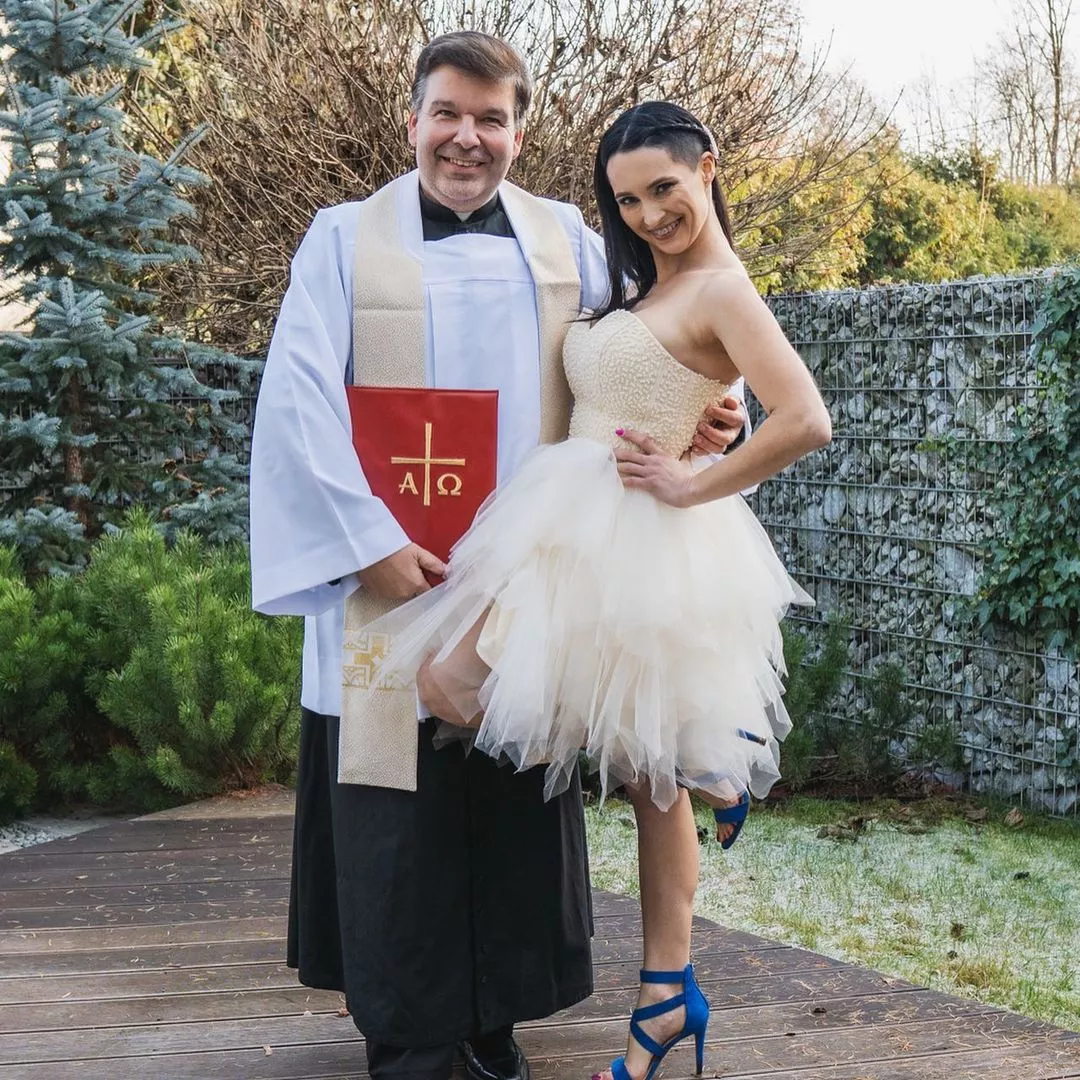 Uwielbiana Emilka z Daj To Głośniej wychodzi za mąż? Wymowne zdjecia w sieci! Jej suknia robi ogromne wrażenie!